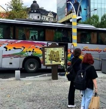 Incident la Pasajul Unirii din Capitală. Un autocar a rămas blocat – FOTO