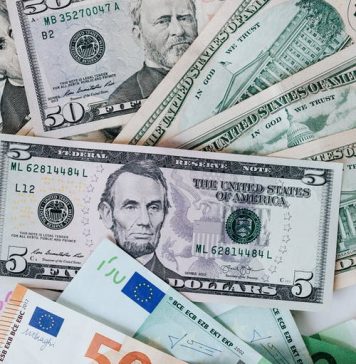 Euro, sub pragul 0,99 dolari pentru prima dată în ultimii 20 de ani