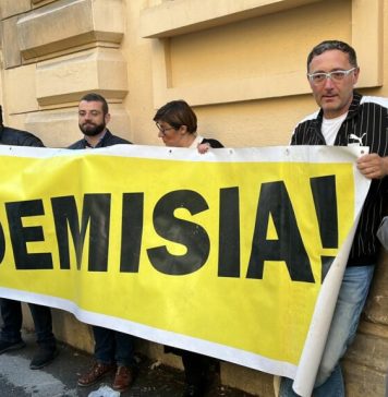20 de personalități ale societății civile protestează la Ministerul Educației și îi cer demisia ministrului Sorin Cîmpeanu acuzat de plagiat