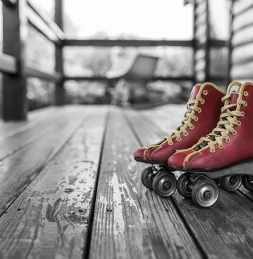 Un bucureștean trebuie să plătească daune morale de 10.000 de euro, după ce s-a plimbat cu rolele prin casă