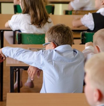 Aproape trei milioane de copii revin mâine în bănci. La ce festivitate de deschidere a anului școlar participă șeful statului