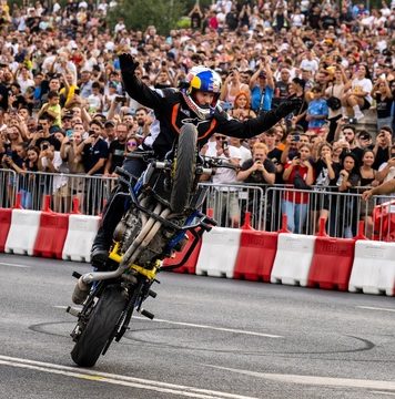 Peste 50.000 de oameni au asistat la Red Bull Racing Show Run, în Piaţa Constituţiei
