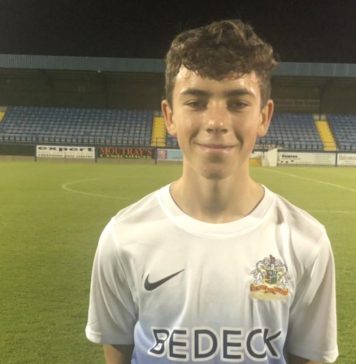 Un şcolar nord-irlandez de 13 ani a devenit cel mai tânăr fotbalist senior în Marea Britanie