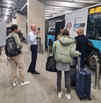 Imaginea ospitalității din București. Un șofer STB a primit un premiu de excelență pentru atitudinea față de turiști – FOTO