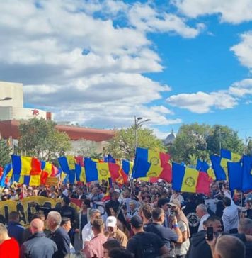 Protest organizat de AUR în Piaţa Universităţii – Câteva sute de persoane, cu drapele tricolore, scandează ”Demisia!”