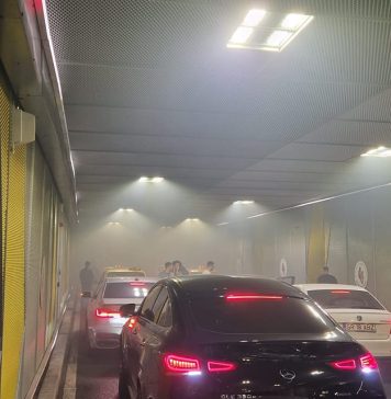 O mașină arde în Pasajul Unirii! Traficul în zonă este complet blocat – FOTO/VIDEO