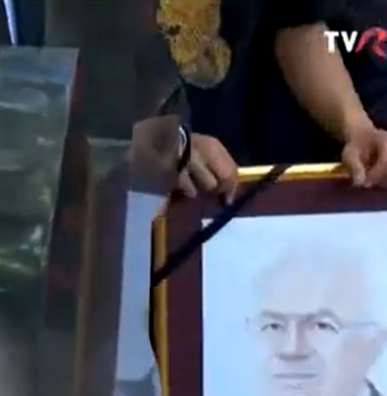 Alexandru Arșinel a fost înmormântat la Cimitirul Bellu. Sute de oameni l-au condus pe ultimul drum