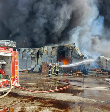 NEWS ALERT Incendiu la un depozit din Voluntari. Se aud explozii din interior – VIDEO/ FOTO