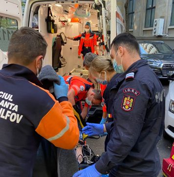 UPDATE Incident la Casa Presei Libere. Un bărbat a amenințat că se sinucide/ Acesta a fost preluat de medici – VIDEO