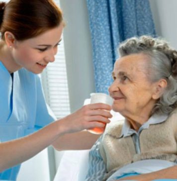 Joburi în Germania. Românii pot găsi oferte de îngrijire a bătrânilor printr-o aplicație pe telefon