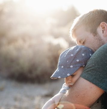 Programul „Acasă Regăsit”. Vola.ro oferă transport gratuit pentru copiii care au părinții la muncă în străinătate