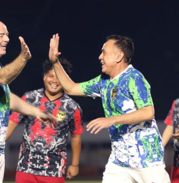 Indignare în Indonezia din cauza fotografiilor în care Infantino apare râzând în timpul unui meci