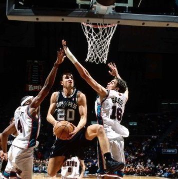 NBA a lansat în stratosferă un tricou aparţinând argentinianului Manu Ginobili