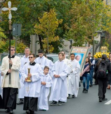Procesiune în Capitală cu relicva Sfântului Papă Ioan Paul al II-lea