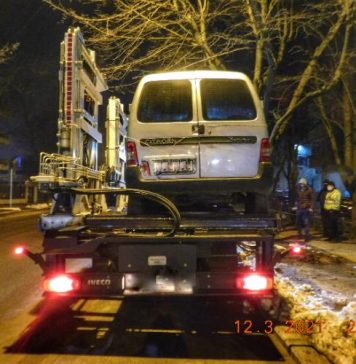 Poliţia Rutieră va putea ridica mașinile parcate neregulamentar pe trotuar. Legea, adoptată de deputați