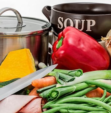 Pachete cu alimente care cântăresc 24 de kilograme, pentru aproape două milioane de români