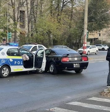 Accident grav în București! Un autoturism s-a ciocnit puternic de o autospecială de poliție