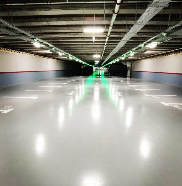 Patru ucraineni furau din mașinile aflate în parcările unor centre comerciale din România