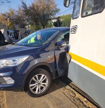 Sectorul 2: Mașina unui șofer care nu s-a asigurat a fost lovită de tramvai