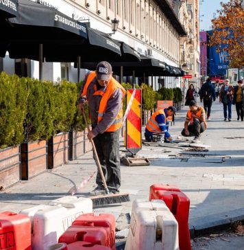 Se refac trotuarele de la Piața Unirii, pe strada Halelor – FOTO