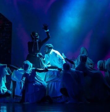 Spectacol în aeroport, la vechiul terminal „Plecări”, oferit de Teatrul de Operetă