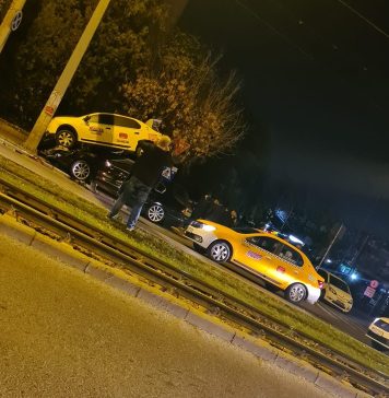 Accident grav în București! Un autoturism a ajuns sub un taxi – FOTO