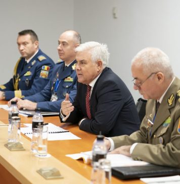 Ministrul Angel Tîlvăr a discutat cu reprezentanţii Avioane Craiova SA despre contractul privind modernizarea a 10 aeronave IAR-99 Standard din dotarea MApN