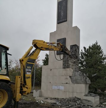 Primăria Sectorului 1 a demolat statuia din fața Universității „Bioterra”, amplasată ilegal