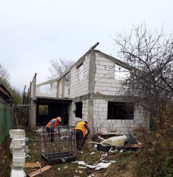 O vilă din Sectorul 1, construită ilegal, demolată de Poliția Locală și angajații Primăriei