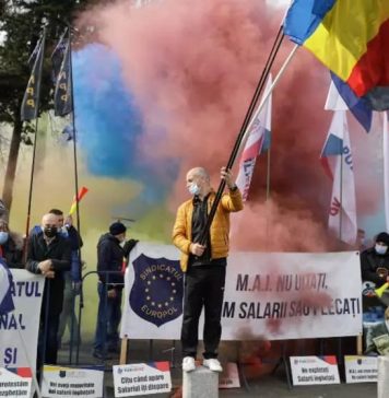 Sindicaliştii din Poliţie şi polițiștii din penitenciare protestează în faţa Ministerului Muncii – VIDEO