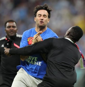 Activistul italian care a pătruns pe teren cu un steag curcubeu a fost eliberat