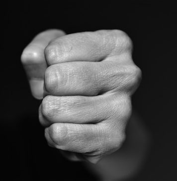 Femeie lovită de un vecin furios în fața blocului în Capitală, pentru un loc de parcare – VIDEO