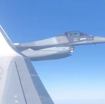 Cum a fost escortat avionul Tarom cu care șeful NATO a venit la București – VIDEO