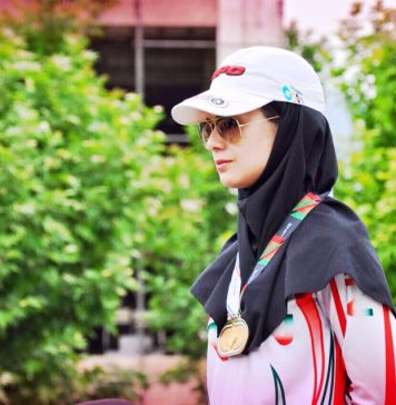 Iranul o critică pe una dintre sportivele sale pentru că nu a purtat vălul islamic în străinătate