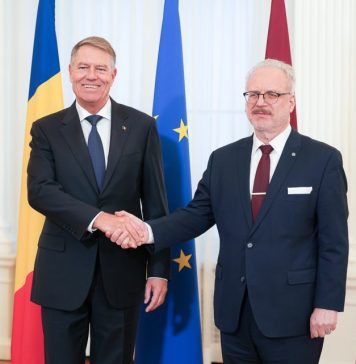 Klaus Iohannis a fost decorat de omologul leton