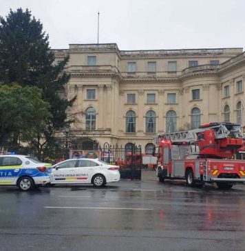 Incendiu la Palatul Regal din centrul Capitalei. Zeci de persoane au fost evacuate