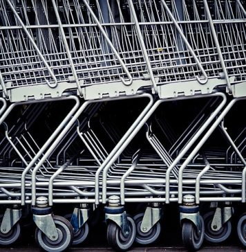 Cât a ajuns să coste un coș de cumpărături. Românii plătesc tot mai mult de la o lună la alta