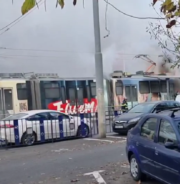 Un tramvai a luat foc la Eroii Revoluției. Linia 1 este blocată pe Șos. Olteniței – FOTO
