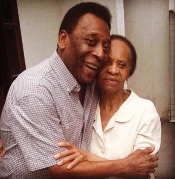 Spitalizat, Pele anunţă că este „puternic şi plin de speranţă”