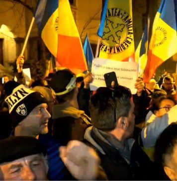 Liderii AUR şi APP, George Simion şi Codrin Ştefănescu, la protestul din faţa ambasadei Austriei; s-au alăturat şi reprezentanţi ai Transportatorilor