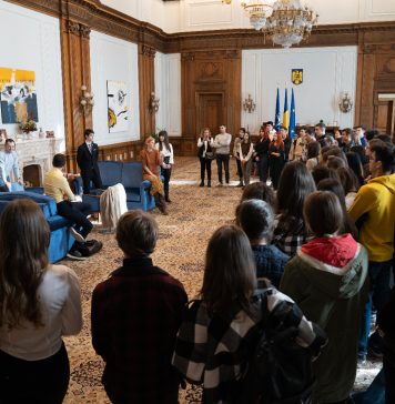 Peste 300 de elevi au vizitat Senatul României, în weekend. Aceștia au discutat despre oportunitatea votului de la 16 ani – FOTO