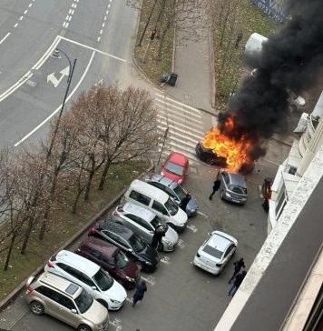 O maşină a luat foc, miercuri, într-o intersecţie din Capitală. Autoturismul a ars complet – FOTO