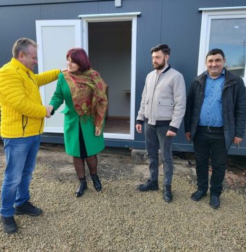 Președintele PNL Gorj, Ion Iordache, împreună cu primarul comunei, au oferit o casă modulară unei familii greu încercate