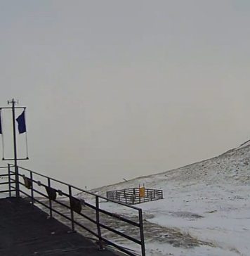 Gondola care urcă din Sinaia la Cota 2000 din Bucegi, nefuncţională din cauza vântului puternic