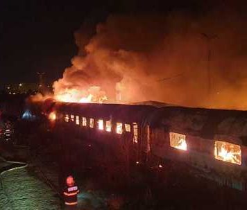 BREAKING NEWS Incendiu la mai multe vagoane de tren garate în zona Calea Giuleşti