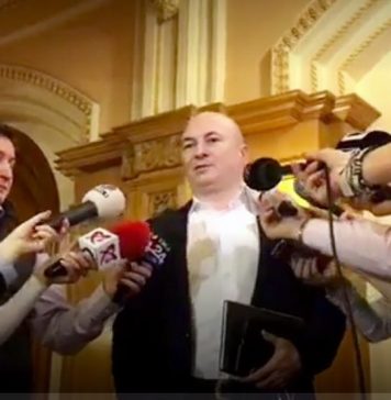 Codrin Ştefănescu: Dintre noi, românii, există români care țin cu străinii, care le încurajează abuzurile, nepăsarea vis-a-vis de noi, mega îmbogățirea pe spatele nostru, există încă români care-i susțin pe Iohannis și guvernul său, orice ar face și oricât de grea e viața noastră! Halucinant!