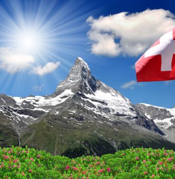 O bilă uriaşă de 800 de kilograme, plină cu gin, a ajuns pe fundul unui lac