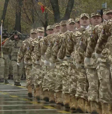 Paradă militară la Bucureşti, de Ziua Naţională a României. Circa 30.000 de oameni sunt la Arcul de Triumf – VIDEO