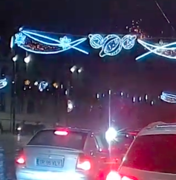 VIDEO/ Decorațiunile de Crăciun au căzut pe o trecere de pietoni din Sectorul 4