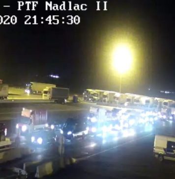 Coloană de camioane de 25 de kilometri, la Vama Siret, Pentru ieşirea din ţară se aşteaptă 900 de minute